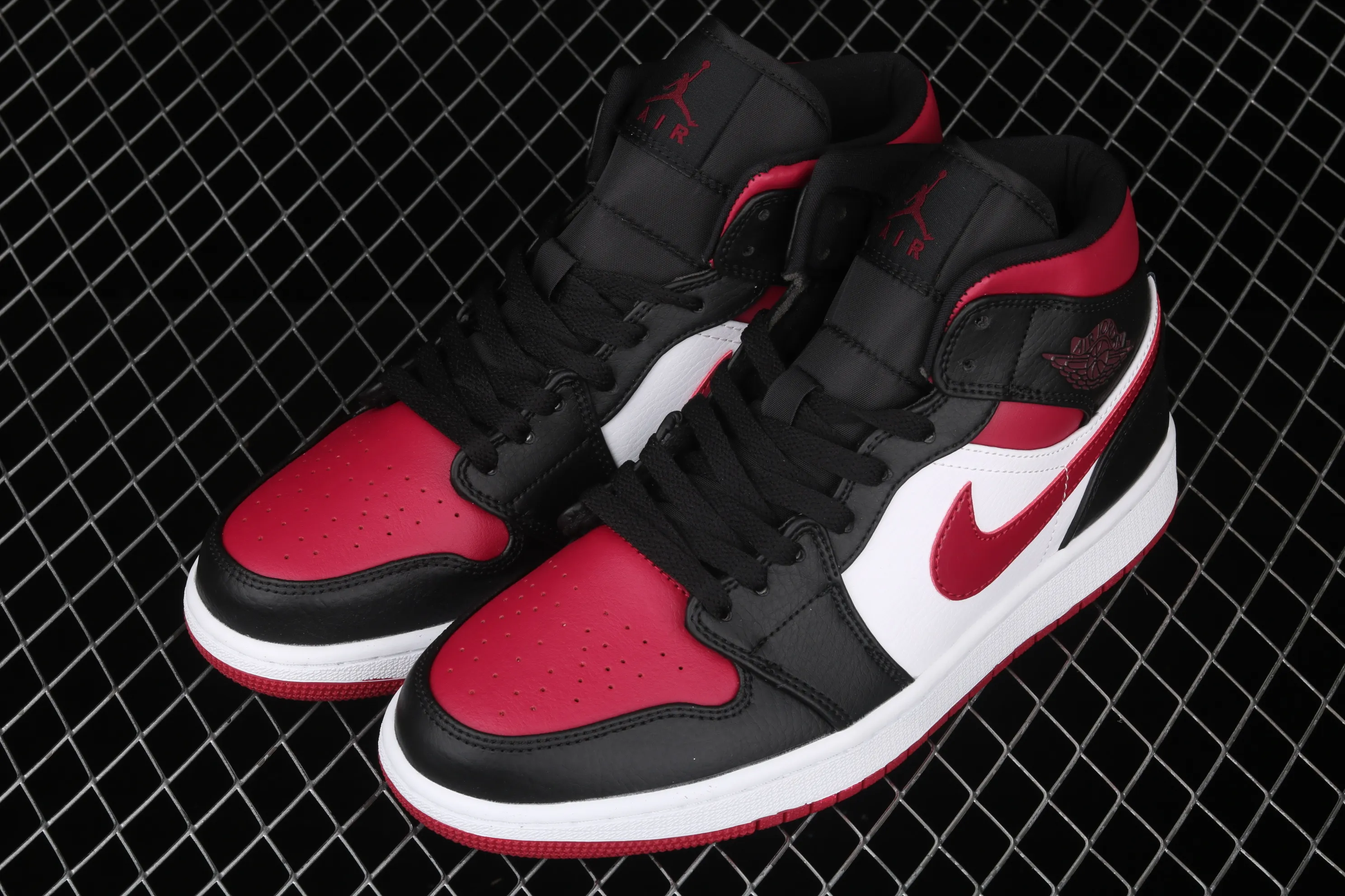 All categories Air Jordan Jordan series basketball shoes Air Jordan 1 Mid Air Jordan 1 Mid AJ1 Joe 1 black and red toe Zhongbang series basketball shoes 554724-066
